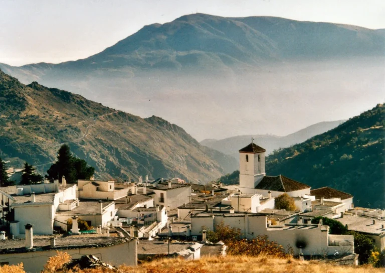 Capileira, el pueblo blanco de la Alpujarra que parece un rincón alpino