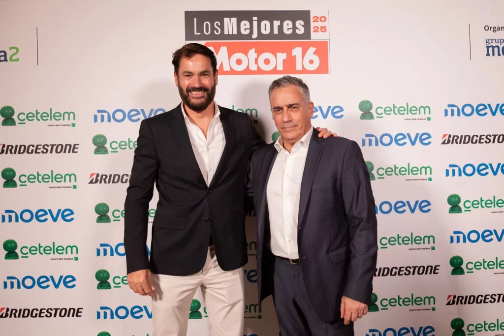 Premios Motor16 2025: reconocimiento a un sector clave en plena transformación histórica 3 Moncloa Carlos Adan director de Comunicacion de Fiat y Paulo Carelli director general de Fiat. Premios Motor 16 058 1024x683 1 Moncloa