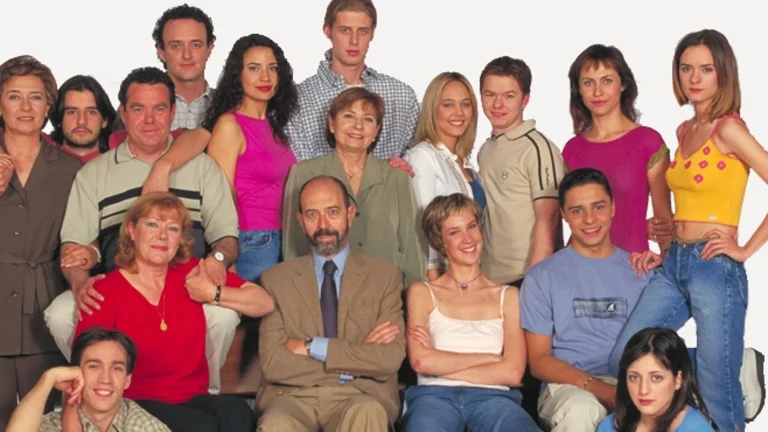 ¿Qué fue de «Compañeros», la serie juvenil que compitió con «Al salir de clase»