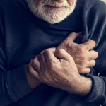 Dr. Marta Ruiz (54), cardióloga: «Ese dolor en el pecho al subir escaleras no es cansancio: es lo que anuncia angina que termina en infarto. Sométete a este estudio hoy o en meses es quirófano»