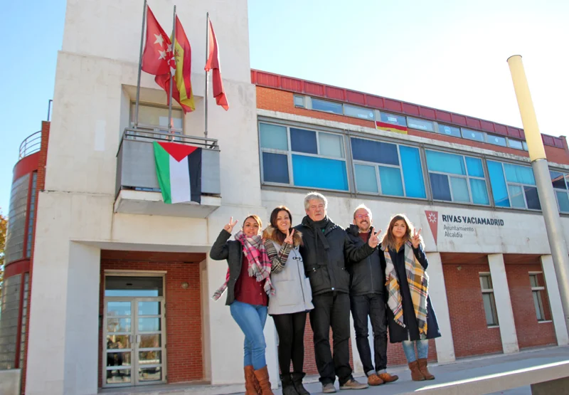 Ediles con bandera de Palestina en Alcaldia Moncloa