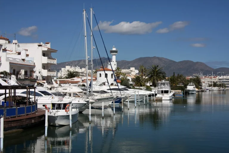 Antes de morir debes visitar Empuriabrava, la Venecia española que recupera su magia cuando todos se van