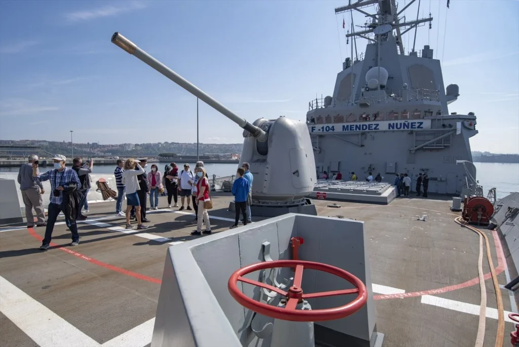 EuropaPress 4437077 varias personas visitan fragata combate mendez nunez atracada muelles Moncloa