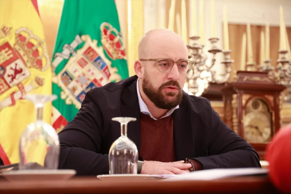 El alcalde de Puerto Santa María asume competencias en Medio Ambiente justo antes de la licitación del CRR 1 Moncloa EuropaPress 6399493 vicepresidente cuarto diputacion cadiz german beardo preside mesa dialogo Moncloa