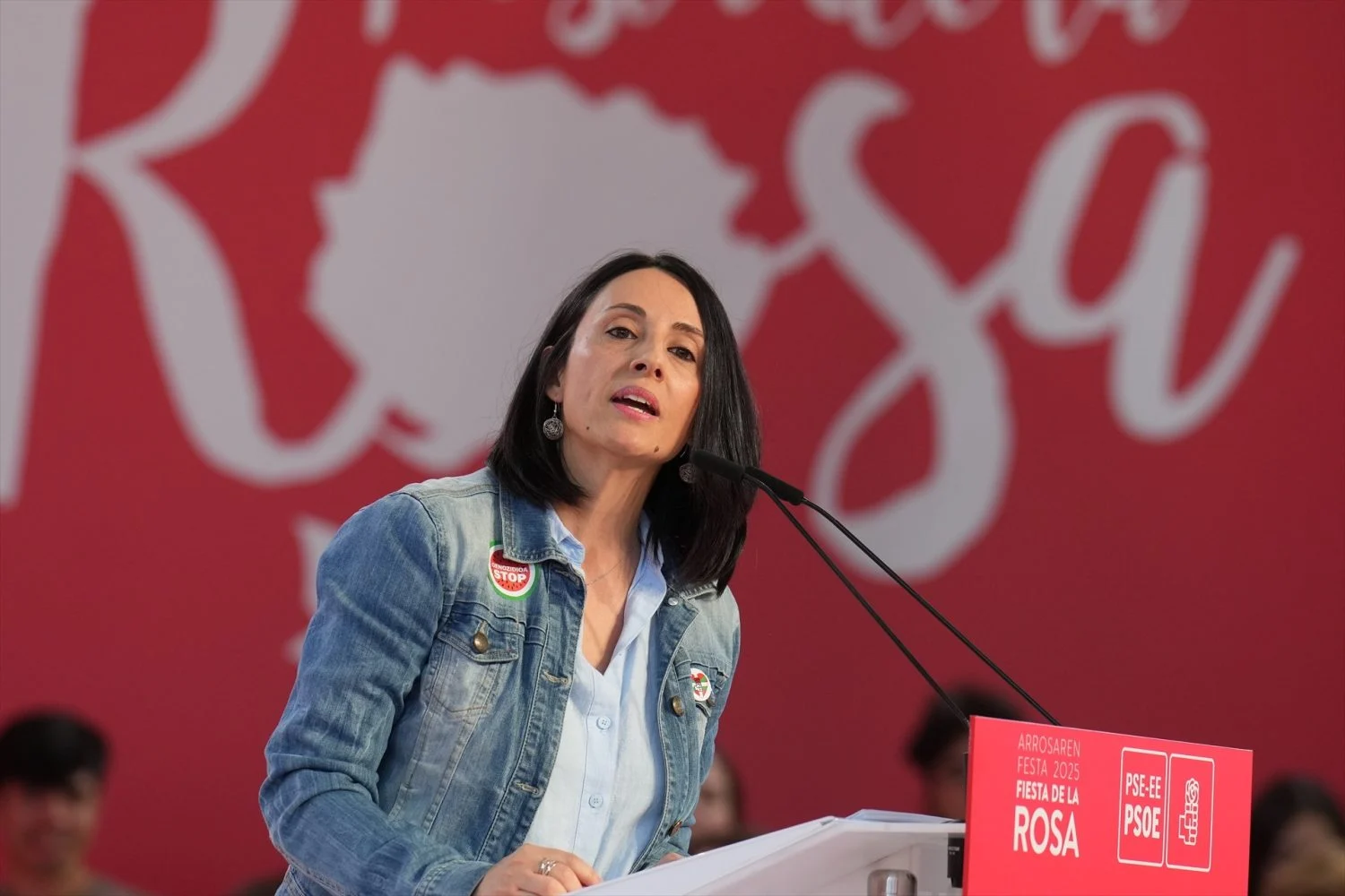 La secretaria de Organización del PSOE, Rebeca Torró, interviene en la Fiesta de la Rosa, en Landako Gunea, a 27 de septiembre de 2025, en Durango, Vizcaya, País Vasco (Fuente: Agencias).