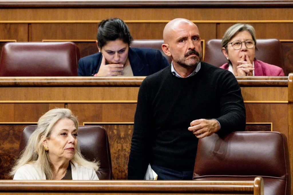El PP exige a Bolaños explicar qué hizo España con Marruecos tras Ceuta 3 Moncloa El diputado del PP Jaime Miguel de los Santos (d), durante una sesión plenaria en el Congreso de los Diputados, a 21 de octubre de 2025, en Madrid (Fuente: Agencias).