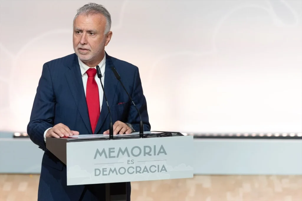 El PP exige elecciones: García Ortiz, en el banquillo; Torres, salpicado por el 'Caso Koldo' 2 Moncloa EuropaPress 7068788 ministro politica territorial memoria democratica angel victor torres acto Moncloa