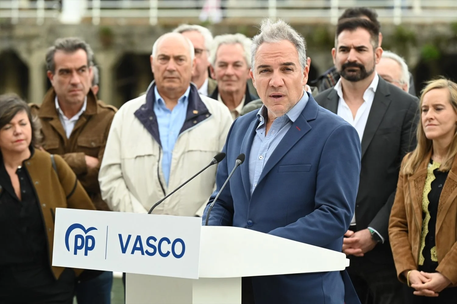 El vicesecretario de coordinación autonómica, Elías Bendodo, interviene durante la presentación de la campaña del PP contra la tasa de basuras, a 4 de noviembre de 2025, en Bilbao, Vizcaya, País Vasco (Fuente: Agencias).