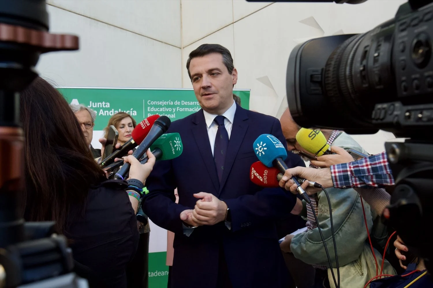 El alcalde de Córdoba, José María Bellido, durante el acto de oferta de Formación Profesional vinculada a la Base Logística del Ejército de Tierra (BLET). A 10 de noviembre de 2025, en Córdoba (Fuente: Agencias).