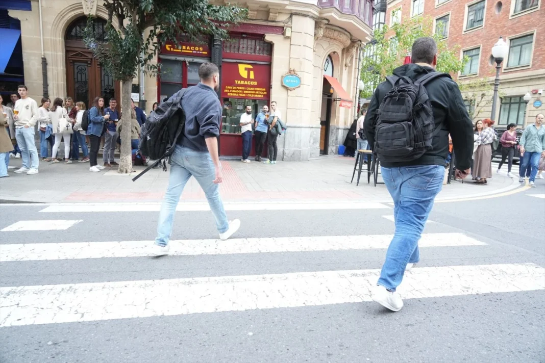 dos_agentes_uco_salen_sede_acciona_bilbao_14_noviembre_2025_bilbao_vizcaya Dos agentes de la UCO saliendo de la sede de Acciona en Bilbao tras un registro. AGENCIAS