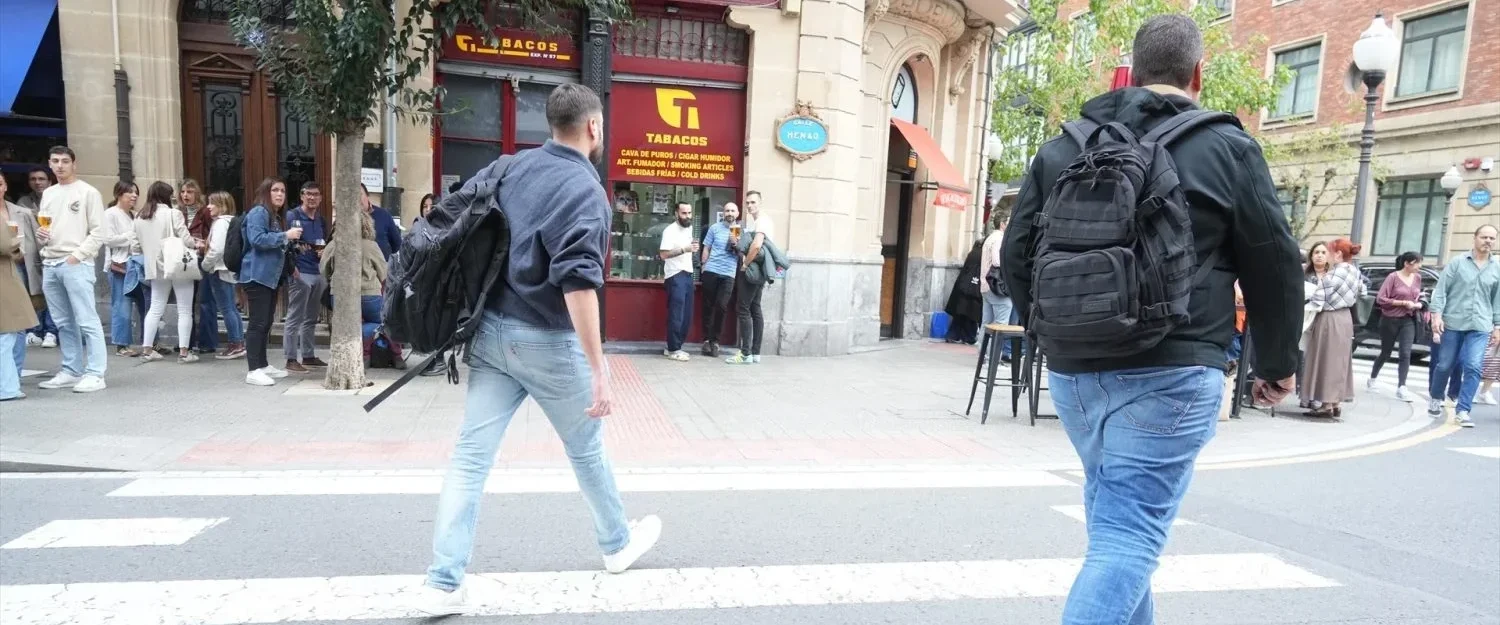 Dos agentes de la UCO saliendo de la sede de Acciona en Bilbao tras un registro. AGENCIAS