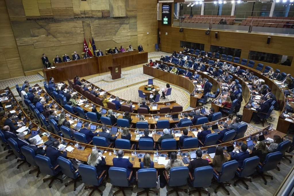 Ayuso carga contra el "guerracivilismo" y la "corrupción": "Democracia es mirar para adelante" 2 Moncloa EuropaPress 7112361 vista general pleno asamblea madrid 20 noviembre 2025 madrid espana Moncloa