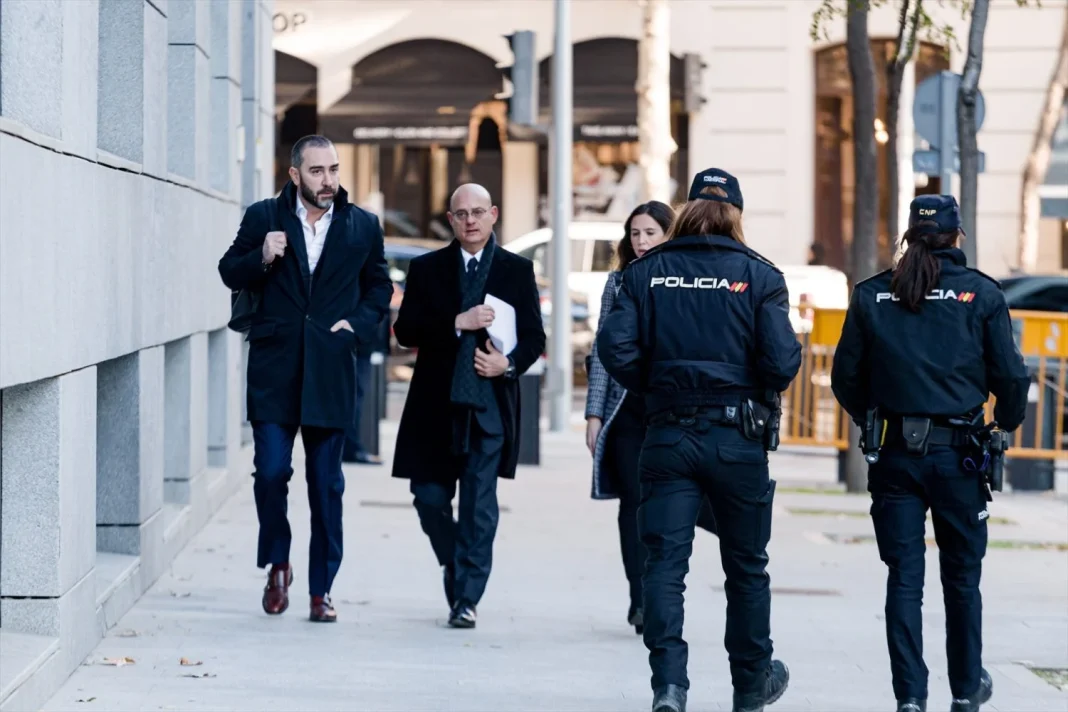 Aldama, uno de los imputados en el Caso Koldo, llegando con su abogado a la Audiencia Nacional. EP