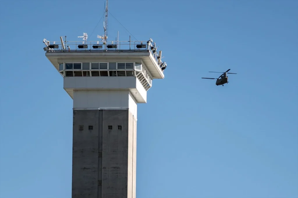 EuropaPress 7130773 helicoptero sobrevuela prision soto real 27 noviembre 2025 soto real madrid Moncloa