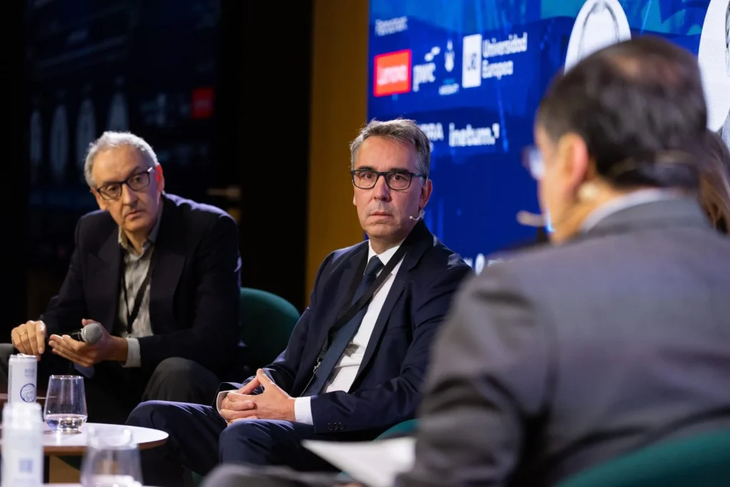 El auge de la industria de Defensa: Un desafío para la reindustrialización de España 1 Moncloa I Encuentro de Defensa de la Industria Espanola 215 Moncloa