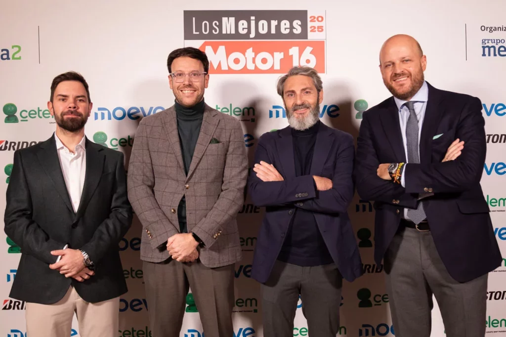 Premios Motor16 2025: reconocimiento a un sector clave en plena transformación histórica 7 Moncloa Javier Honrubia Borja Hormigos y Eduardo Cortezon de BMW con Sergio Herraez de Merca2. Premios Motor 16 060 1024x682 1 Moncloa