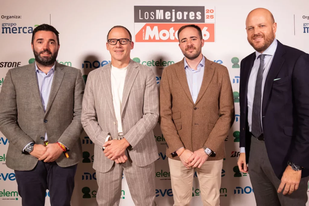 Premios Motor16 2025: reconocimiento a un sector clave en plena transformación histórica 4 Moncloa Markel de Zabaleta Filippo Rivanera y Alejandro Barbero de Mobilize junto a Sergio Herraez de Merca2. Premios Motor 16 033 1024x682 1 Moncloa