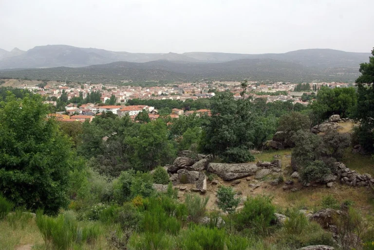 Descubre el rincón alpino de Ávila: nieve, casas de piedra y rutas de montaña a menos de hora y media de Madrid