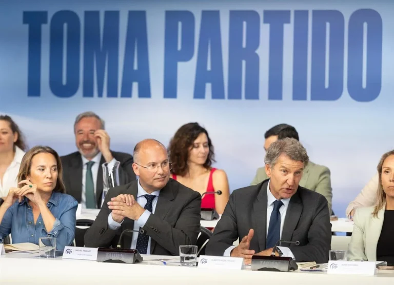 Guardiola, Mañueco y Moreno harán campaña con perfil local pese a los deseos de Tellado