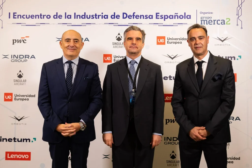 D. Rafael Coloma, Subdirección General de Comercio Internacional de Defensa, Ricardo Ducazcal, Director de Relaciones Institucionales Grupo Merca2, y Andrés Hernández, Director Comercial Grupo Merca2.