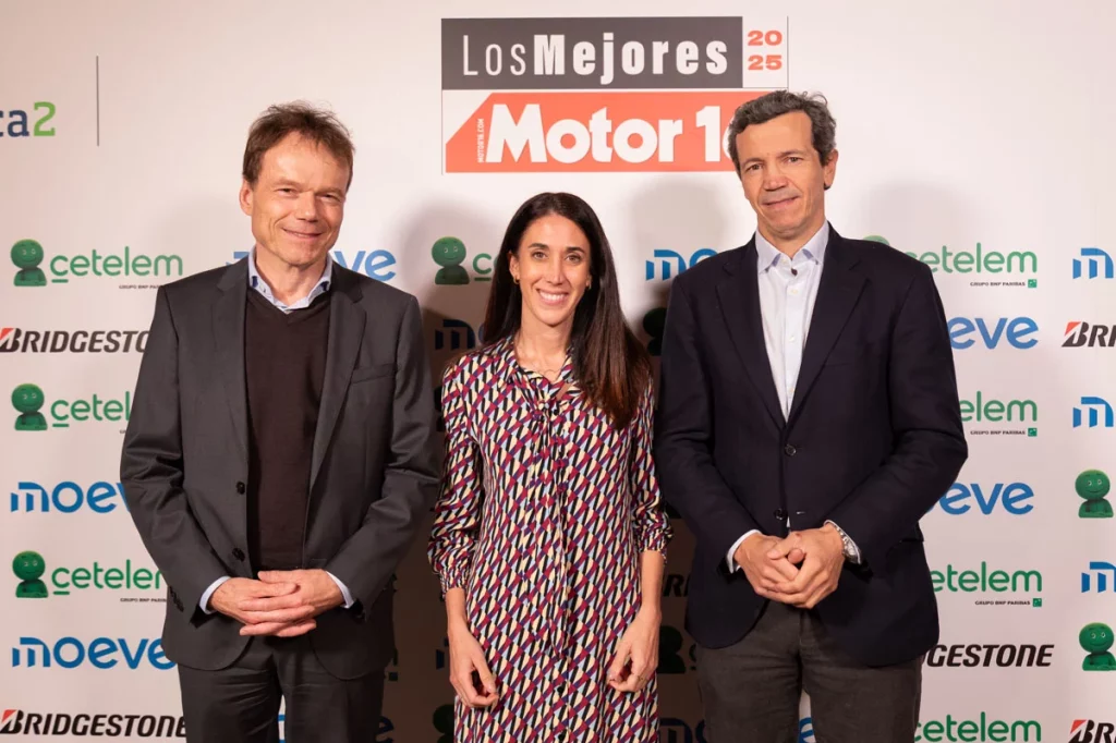 Premios Motor16 2025: reconocimiento a un sector clave en plena transformación histórica 1 Moncloa Reinier Hoeps Marta Garcia Mascunan y Gonzalo Medem de Mercedes. Premios Motor 16 053 1024x682 1 Moncloa