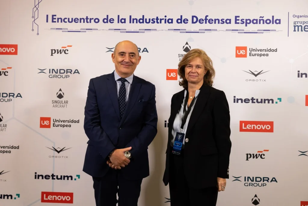 Ricardo Ducazcal, Director Relaciones Institucionales de Grupo Merca2 con María del Carmen Moneva, Directora General de RRHH Indra Group.