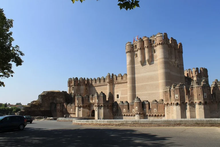 De Madrid al medievo en 90 minutos: Coca y su castillo de estilo alemán que se luce en diciembre