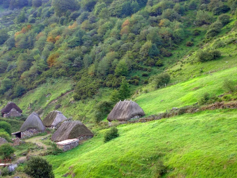 Así es Somiedo, el parque asturiano que compite con Suiza (y en invierno se transforma en un espectáculo blanco)