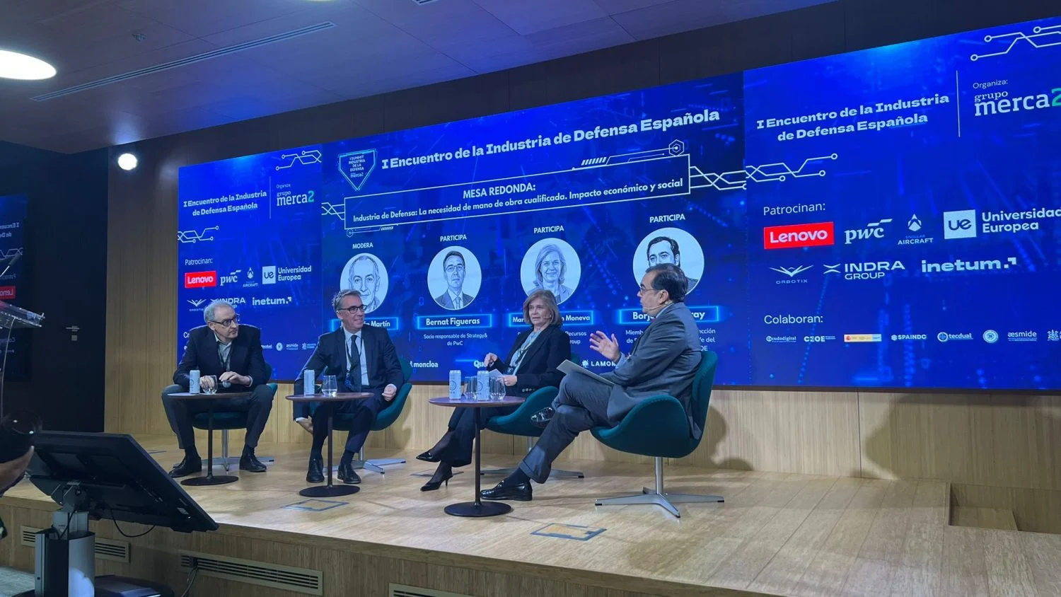 Primera mesa del evento (de izquierda a derecha) : José Julián Martín, redactor de Merca2; Bernat Figueras, socio responsable de Strategy & de PwC; María del Carmen Moneva, directora general de recursos humanos de Indra Group; y Borja Echegaray, miembro del Consejo de Dirección de Eurodefense España y jefe del área de empresa de la CEOE. Fuente: Merca2. Primera mesa del evento (de izquierda a derecha) : José Julián Martín, redactor de Merca2; Bernat Figueras, socio responsable de Strategy & de PwC; María del Carmen Moneva, directora general de recursos humanos de Indra Group; y Borja Echegaray, miembro del Consejo de Dirección de Eurodefense España y jefe del área de empresa de la CEOE. Fuente: Merca2.