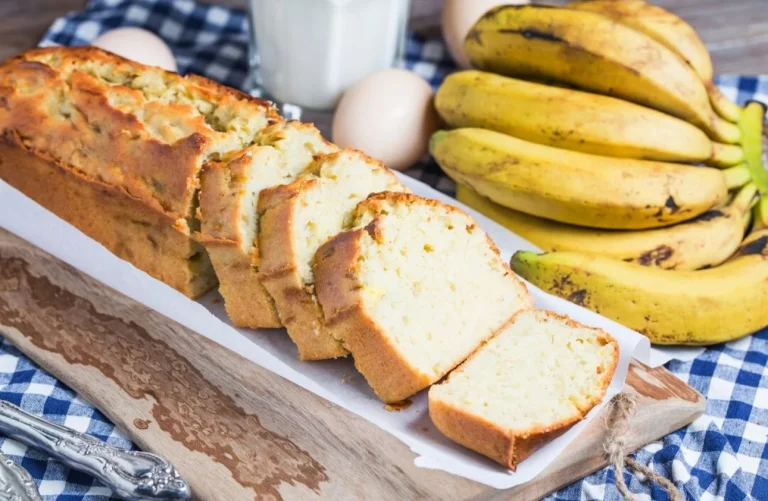 Aprende a preparar un irresistible pan de plátano con chocolate para endulzar tu día sin tantos excesos