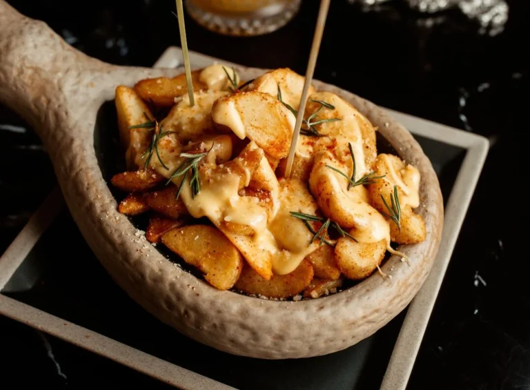 Conquista a tus invitados con esta versión fácil de patatas bravas