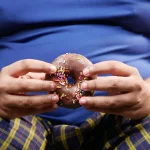 “Los antojos nocturnos por alimentos llenos de azúcar son una señal que no debes ignorar”: Dr. Samuel Bastidas (36), dietista, explica cómo eliminarlos definitivamente