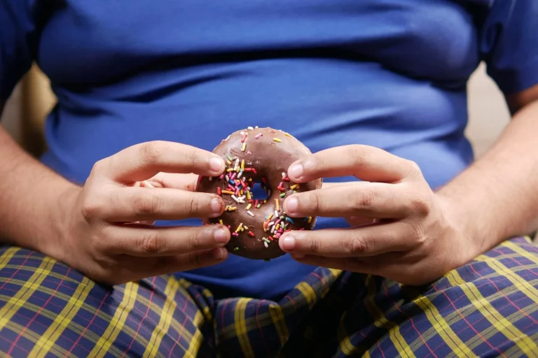 “Los antojos nocturnos por alimentos llenos de azúcar son una señal que no debes ignorar”: Dr. Samuel Bastidas (36), dietista, explica cómo eliminarlos definitivamente