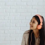 ¿Pueden los auriculares dañar la audición para siempre? El Dr. Gerardo Tineo (46), otorrinolaringólogo, revela 5 aspectos claves que debes cuidar al usarlos