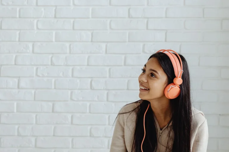 ¿Pueden los auriculares dañar la audición para siempre? El Dr. Gerardo Tineo (46), otorrinolaringólogo, revela 5 aspectos claves que debes cuidar al usarlos