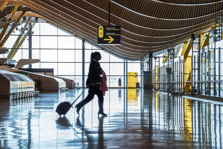Dato clave para viajeros: Azafata revela los 5 objetos prohibidos que te dejan sin volar si los llevas