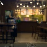 ¿Harto de que todo el mundo te pase delante en el bar? El método que los camareros odian por lo bien que funciona (y ahora sale a la luz)