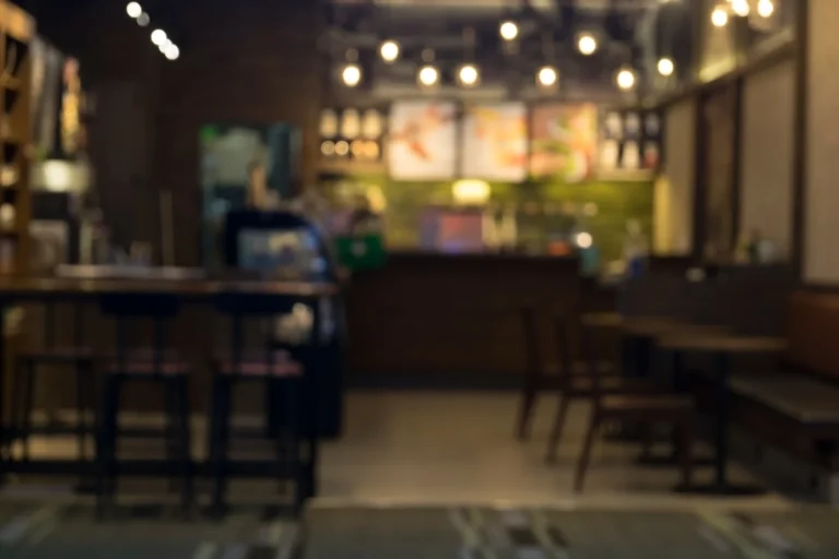 ¿Harto de que todo el mundo te pase delante en el bar? El método que los camareros odian por lo bien que funciona (y ahora sale a la luz)