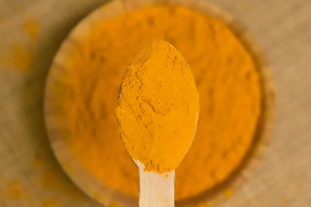 Dra. Sofía Sánchez (43), nutricionista: “La clave para que la cúrcuma se active y tenga un efecto real en tu salud se encuentra en tu cocina” 1 Moncloa Si la cúrcuma no se prepara correctamente "es como echar agua a un colador"