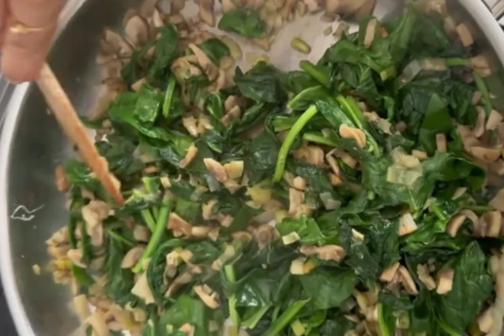 "Comer saludable sin sacrificar el sabor es posible": Sandra Vegas (31) chef holística comparte el pastel de espinaca y champiñones que arrasa en TikTok 1 Moncloa La receta saludable que necesitas en tu dieta