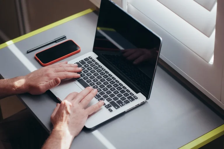 David Moreno (41), hacker gubernamental, revela cómo crear contraseñas seguras: “usar tus datos personales es el error más común y el más peligroso”