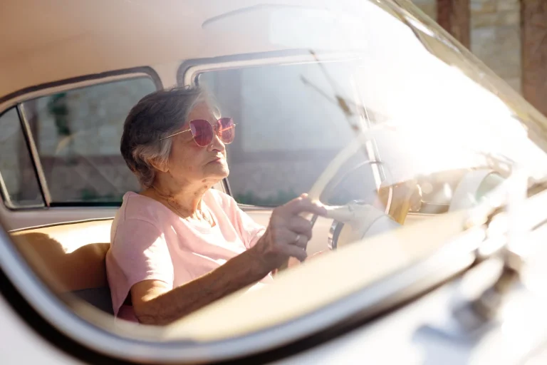 La DGT endurece sus criterios: las causas que dejan sin carnet a los mayores de 85 en 2026