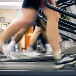 Dr. Sergio López (62), neumólogo, explica: «Si sales a correr antes de las 7 en noviembre, puedes acabar en urgencias, este es el único horario en el que deberías salir»