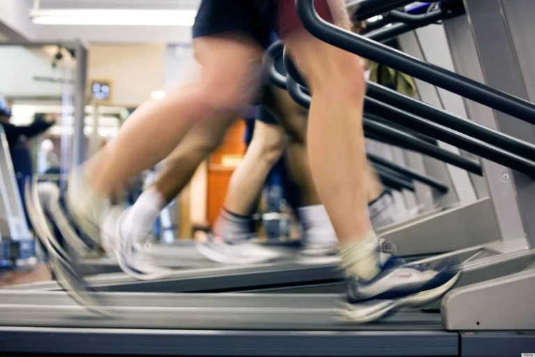 Dr. Sergio López (62), neumólogo, explica: «Si sales a correr antes de las 7 en noviembre, puedes acabar en urgencias, este es el único horario en el que deberías salir»