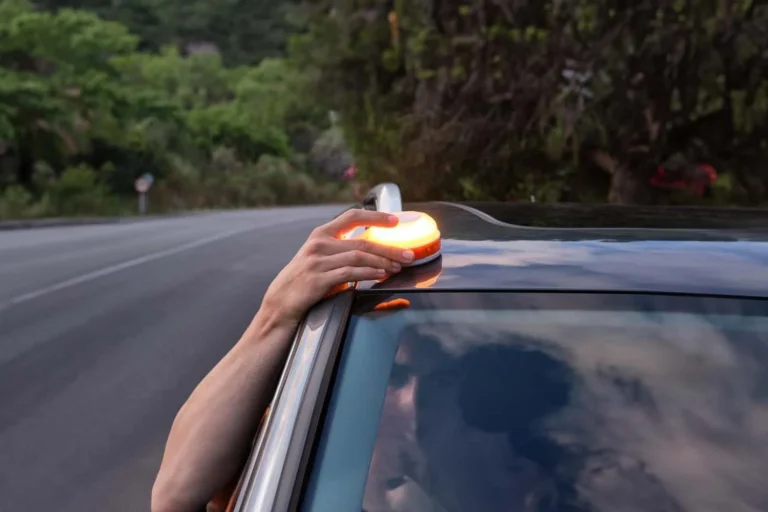 Pedro Ábalos (47), abogado: “La DGT puede multarte en 2026 si no cuidas este detalle en la baliza de tu coche”