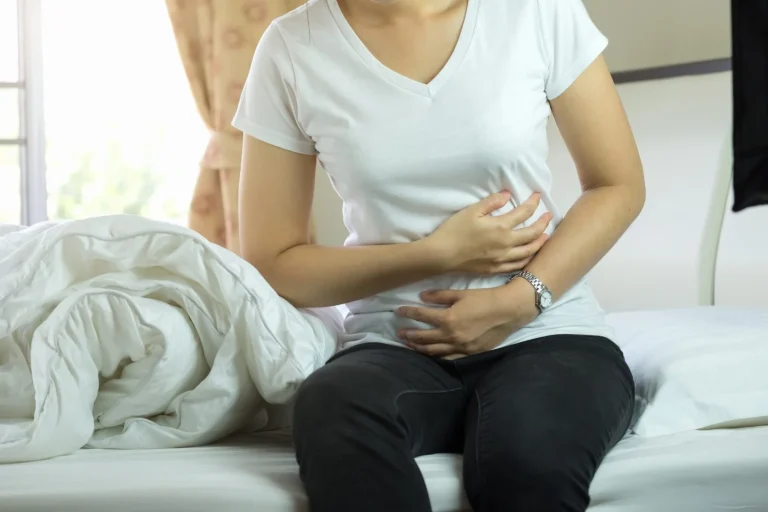 ¿Cansancio, piel apagada o digestión lenta?: el Dr. Martín Herrera (52), gastroenterólogo, explica cómo una limpieza de colon puede revertirlo