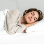 Duermen en hoteles, pero ¿a qué precio? La verdad oculta del ‘sleep tourism’ que está arruinando a una generación en España