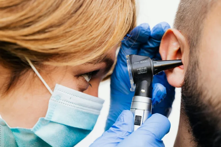 “Elegir mal los auriculares puede salirte caro”: Dr. Óscar Pérez (37), otorrinolaringólogo, revela cuáles dañan tu audición y cuál es el mejor para tu salud