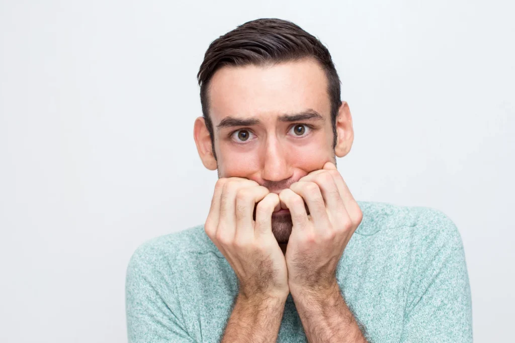 Dr. Patricia Ruiz (29), oncóloga: “Si tus encías sangran y no tienes problemas de higiene bucal, tu cuerpo puede estar avisándote de leucemia a corto plazo, y esto es lo que tienes que hacer.” 1 Moncloa La relación entre esta enfermedad y el hecho de que las encías sangran se explica por dos procesos biológicos que actúan de forma simultánea. Fuente: Freepik