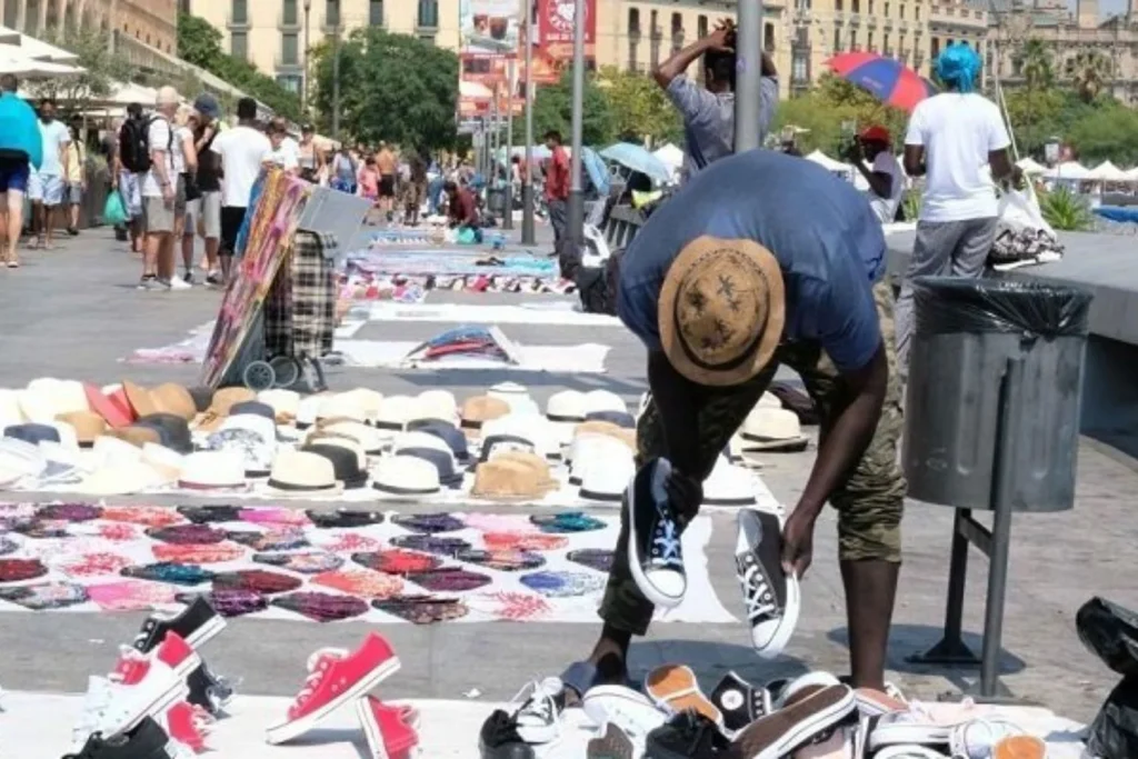 “España se hunde en una competencia económica desleal”: Eduardo Sánchez (45), abogado, revela la razón por la que no deberías comprarle a los vendedores ambulantes 1 Moncloa El problema: las largas listas de espera para conseguir plaza